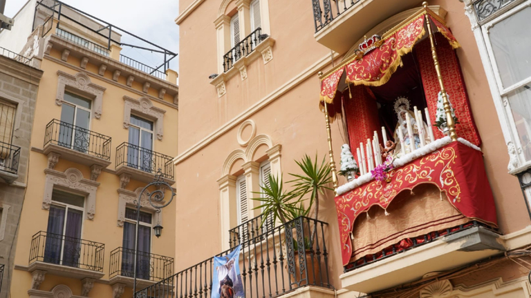 Los balcones de Cartagena, engalanados por Semana Santa