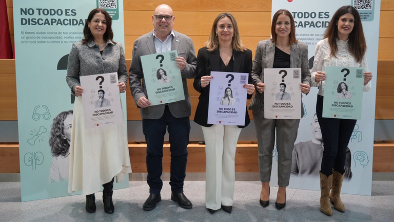 La consejera de Pol&iacute;tica Social, Conchita Ruiz, junto a la directora gerente del SMS, Isabel Ayala, y el presidente de Cermi Regi&oacute;n de Murcia, Pedro Mart&iacute;nez