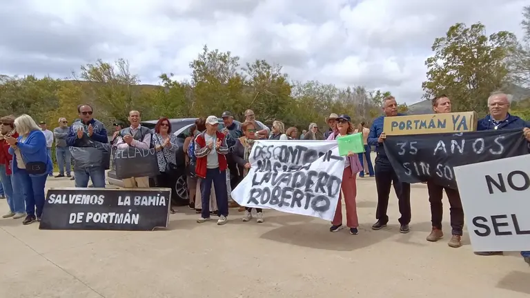 Los vecinos de Portm&aacute;n se movilizan para pedir la regeneraci&oacute;n inmediata de la bah&iacute;a (foto: La 7)