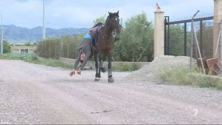 Loli Bonaque, la &uacute;nica mujer caballista capaz de hacer todo tipo de 'volteos' a lomos de su caballo (foto: La 7)