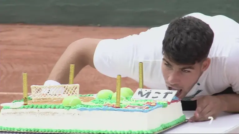 Carlos Alcaraz celebra su cumplea&ntilde;os en el Real Murcia Club de Tenis (foto: La 7)