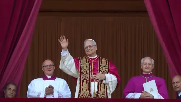 El Papa Le&oacute;n IX saluda desde San Pedro