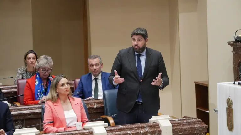 El presidente de la Regi&oacute;n de Murcia, Fernando L&oacute;pez Miras, en la Asamblea Regional