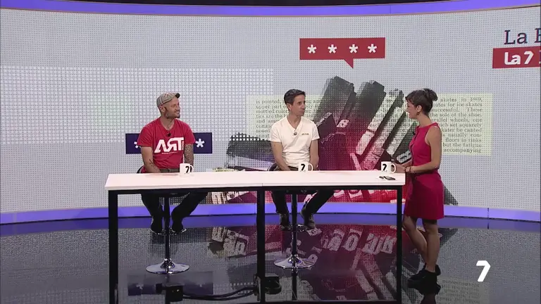 David Vigueras y 'Mr Chapu' con Laura Mart&iacute;nez en 'Las Noticias de la Noche' (foto: La 7)
