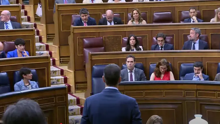 S&aacute;nchez responde al "ausente" l&iacute;der de Vox, Santiago Abascal (foto: La 7)