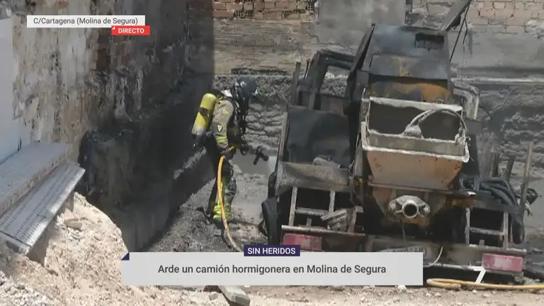 Un bombero durante las &uacute;ltimas tereas de refresco del incendio de un cami&oacute;n hormigonera en Molina de Segura (foto: La 7)