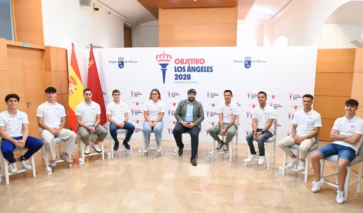 El jefe del Ejecutivo auton&oacute;mico, Fernando L&oacute;pez Miras, present&oacute; hoy el programa 'Objetivo Los &Aacute;ngeles 2028', junto con una representaci&oacute;n de los deportistas becados en dicha convocatoria (foto: CARM)