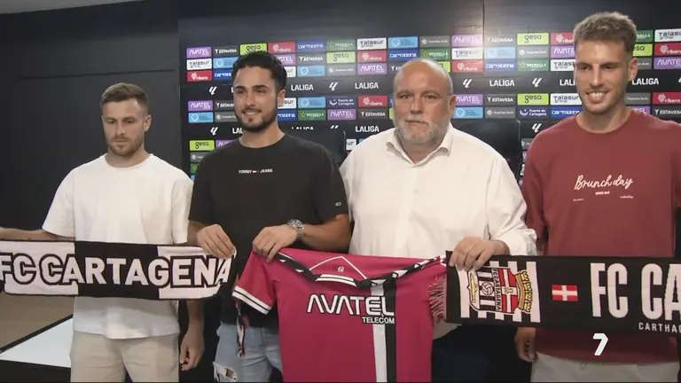 Iv&aacute;n Mart&iacute;nez, Dani Perej&oacute;n y Carlos Calder&oacute;n, junto con Manolo Breis, director del FC Cartagena (foto: La 7)