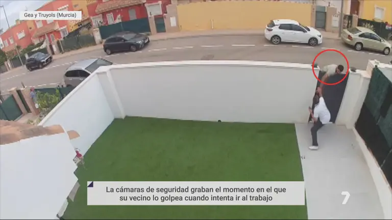 Imagen de un intento de agresi&oacute;n a Alfonso, un joven de Gea y Truyols que ha denunciado en los micr&oacute;fonos de La 7 Noticias las amenazas y acoso que recibe a diario de dos vecinos (foto: La 7)