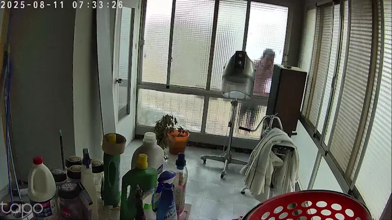 El arrestado durante uno de sus robos con fuerza un una vivienda de Totana (foto: GC)