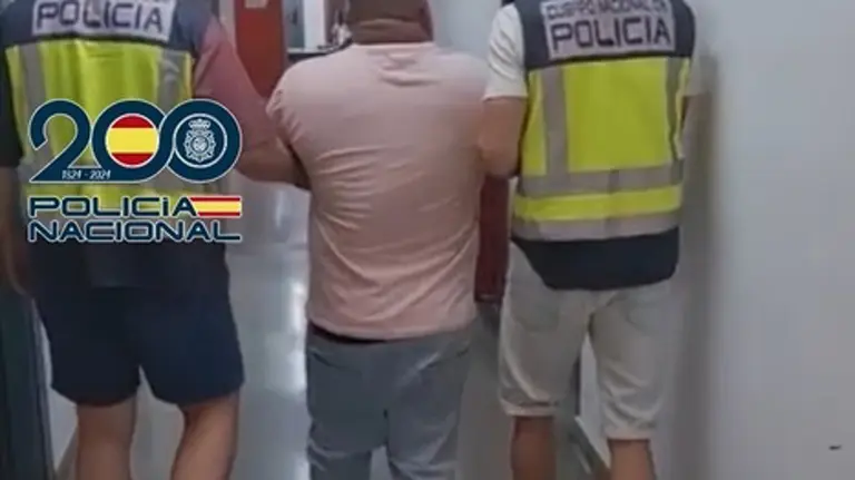 Imagen del detenido custodiado por dos agentes de la Polic&iacute;a Nacional (foto: PN)