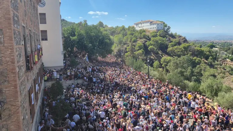 Multitudinaria entrada de la Virgen de la Fuensanta en su Santuario, en una foto de archivo