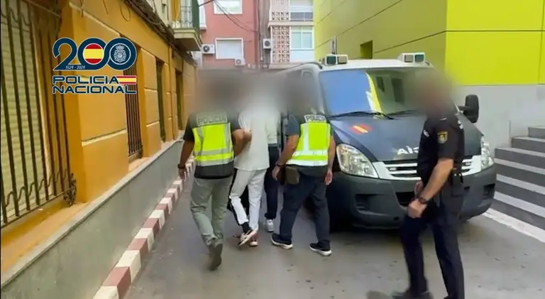 Detienen a dos individuos que realizaron, al menos, 12 disparos contra 3 personas en Cartagena (foto: PN)