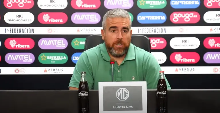 Javi Rey, entrenador del FC Cartagena, a dos d&iacute;as del choque ante el Atl&eacute;tico Sanluque&ntilde;o (foto: FC Cartagena)
