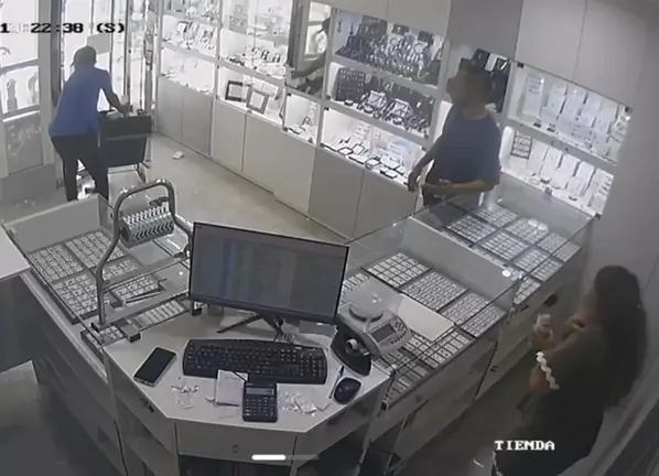 Im&aacute;genes del asalto a una joyer&iacute;a en &Aacute;guilas