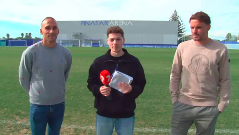 Miki Garc&iacute;a flanqueado por Nacho Mart&iacute;nez (izq.) y Pedro Le&oacute;n, capitanes del FC Cartagena y del Real Murcia, respectivamente