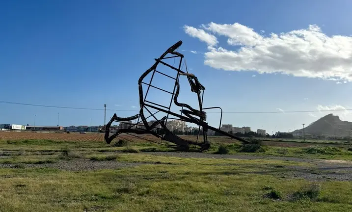 El viento derriba al camello de La Manga (foto: ROM Murcia)