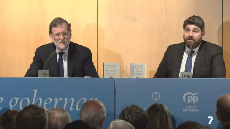 Mariano Rajoy presenta su nuevo libro en Murcia, junto a L&oacute;pez Miras (foto: La 7)