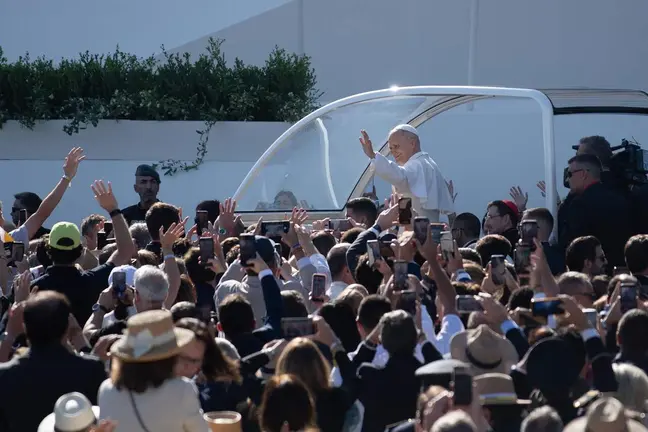 Le&oacute;n XIV llega a la plaza de Cibeles en Madrid en su papam&oacute;vil (foto: EP)