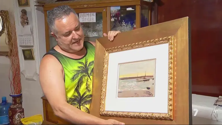 Un murciano encuentra un Sorolla perdido en Sevilla y se lo lleva a casa porque le "gust&oacute; el marco" (foto: La 7)