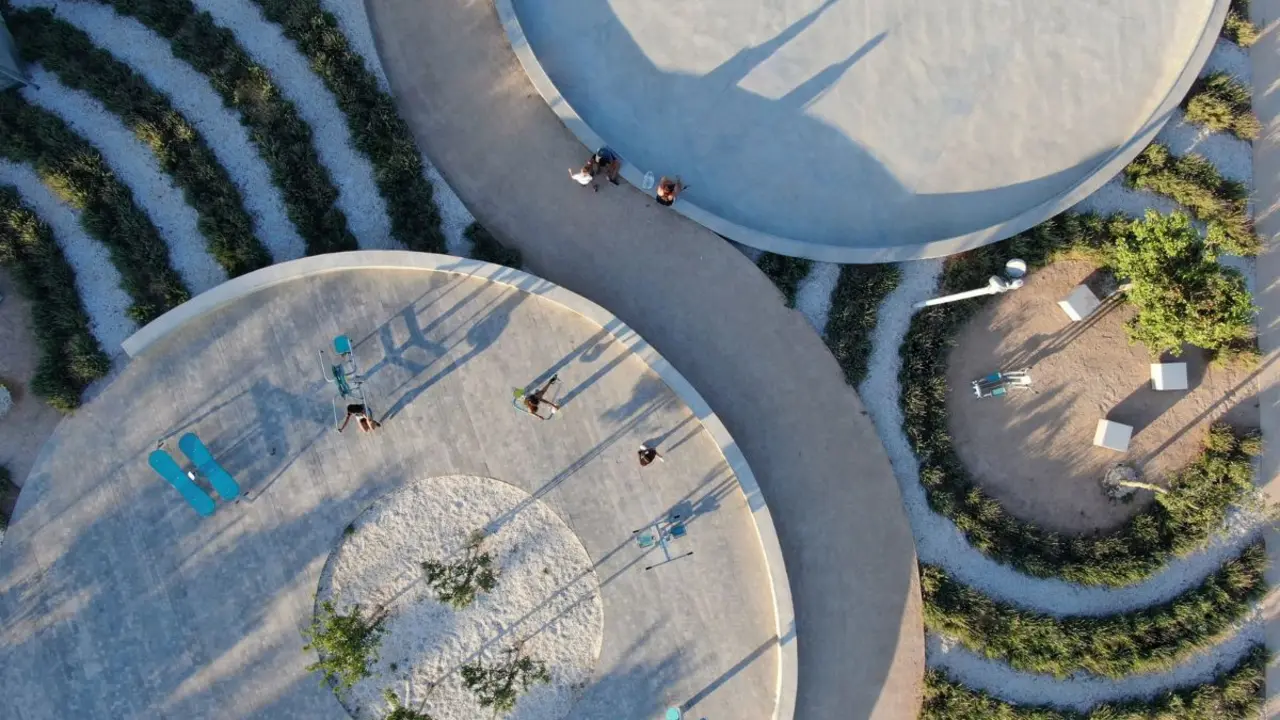 El proyecto premiado ha consistido en la implantaci&oacute;n de usos deportivos destinados al patinaje y skate en Sant Francesc Xavier, la capital de Formentera, y recibi&oacute; la distinci&oacute;n de &lsquo;Highly Commended&rsquo;. La iniciativa se llev&oacute; a cabo en un &aacute;rea delimitada y clasificada como Bien de Inter&eacute;s Cultural y permiti&oacute; la recuperaci&oacute;n de elementos hidr&aacute;ulicos que se encontraban en desuso.