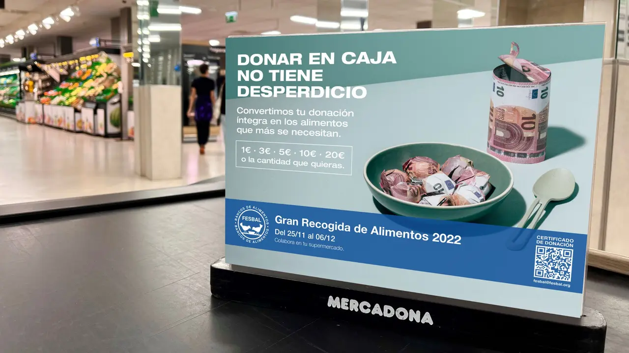 Donaci&oacute;n en caja en la Gran Recogida de Alimentos en Mercadona