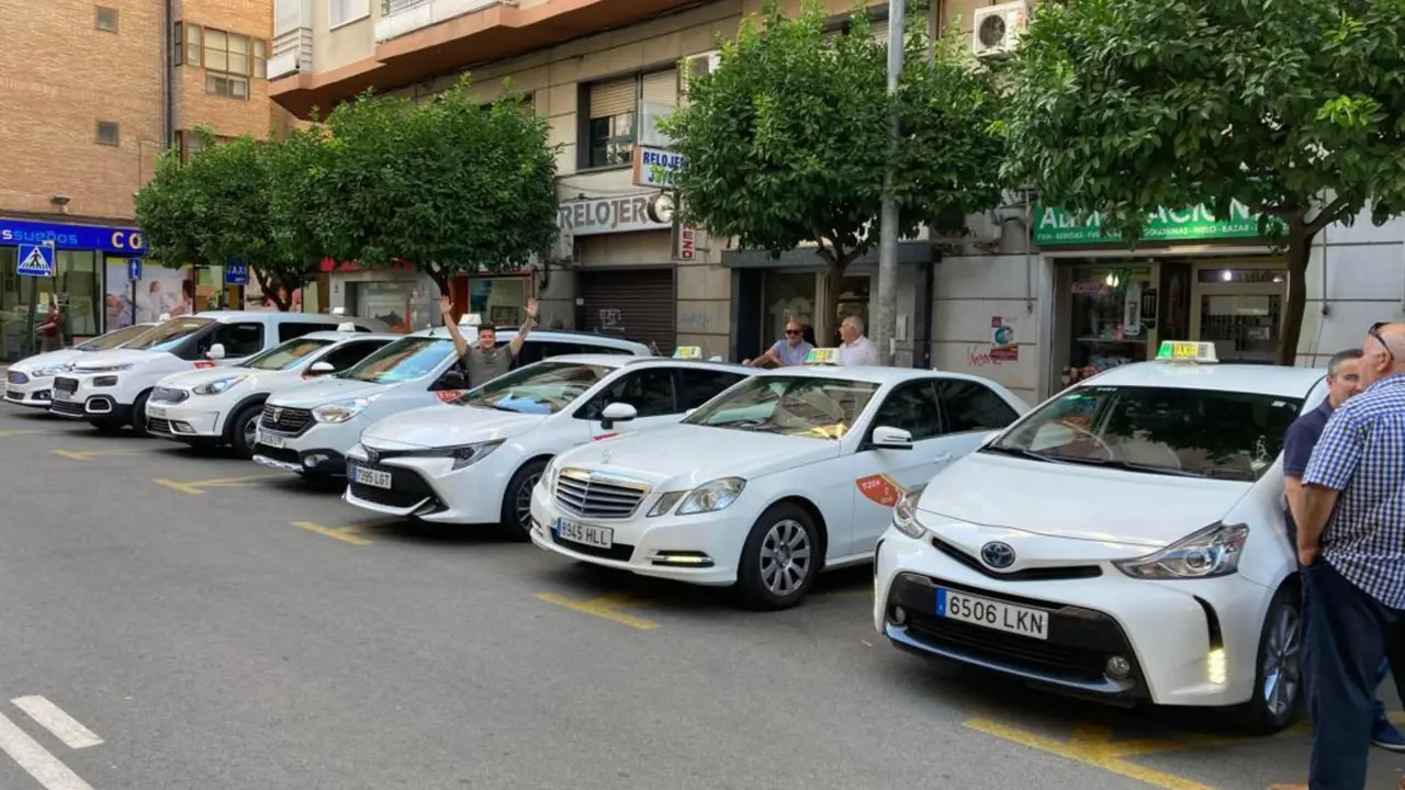 Taxis en Murcia (Foto: TW @radiotaximurcia)
