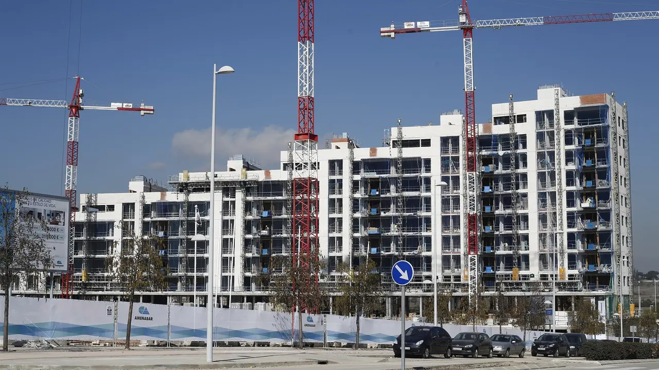 Edificio de viviendas en construcci&oacute;n (foto: Europa Press)