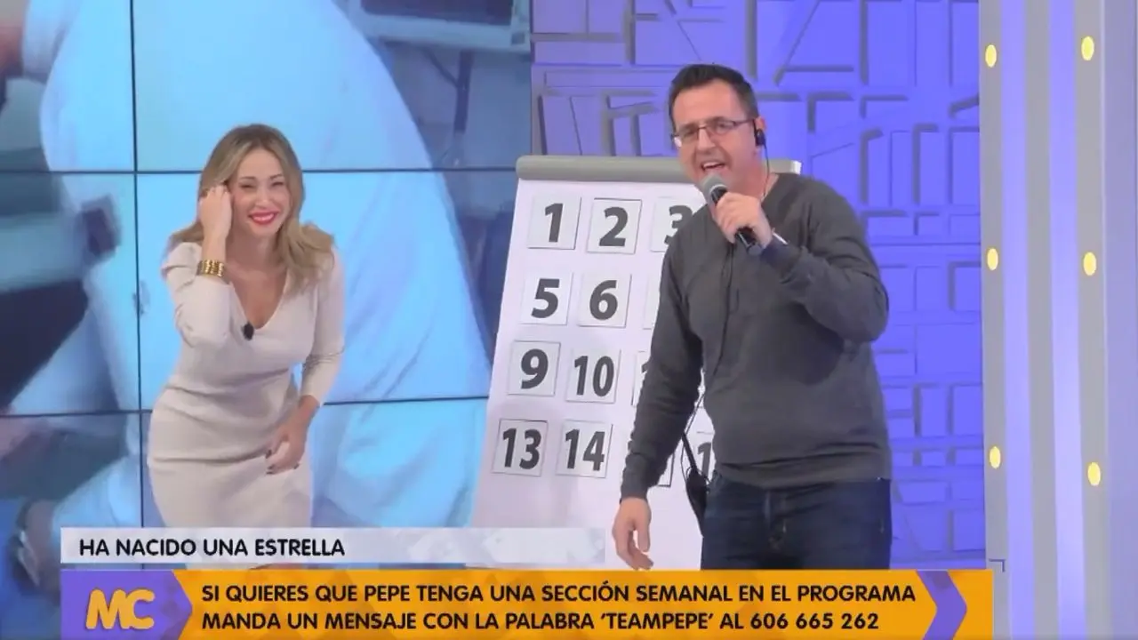 Pepe Urios interpreta una canci&oacute;n en Murcia Conecta