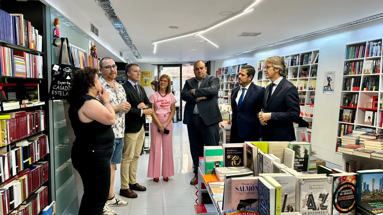 El consejero de Econom&iacute;a, Hacienda y Empresa, Luis Alberto Mar&iacute;n, visita una librer&iacute;a que ha participado en el programa de ayudas al comercio de Lorca