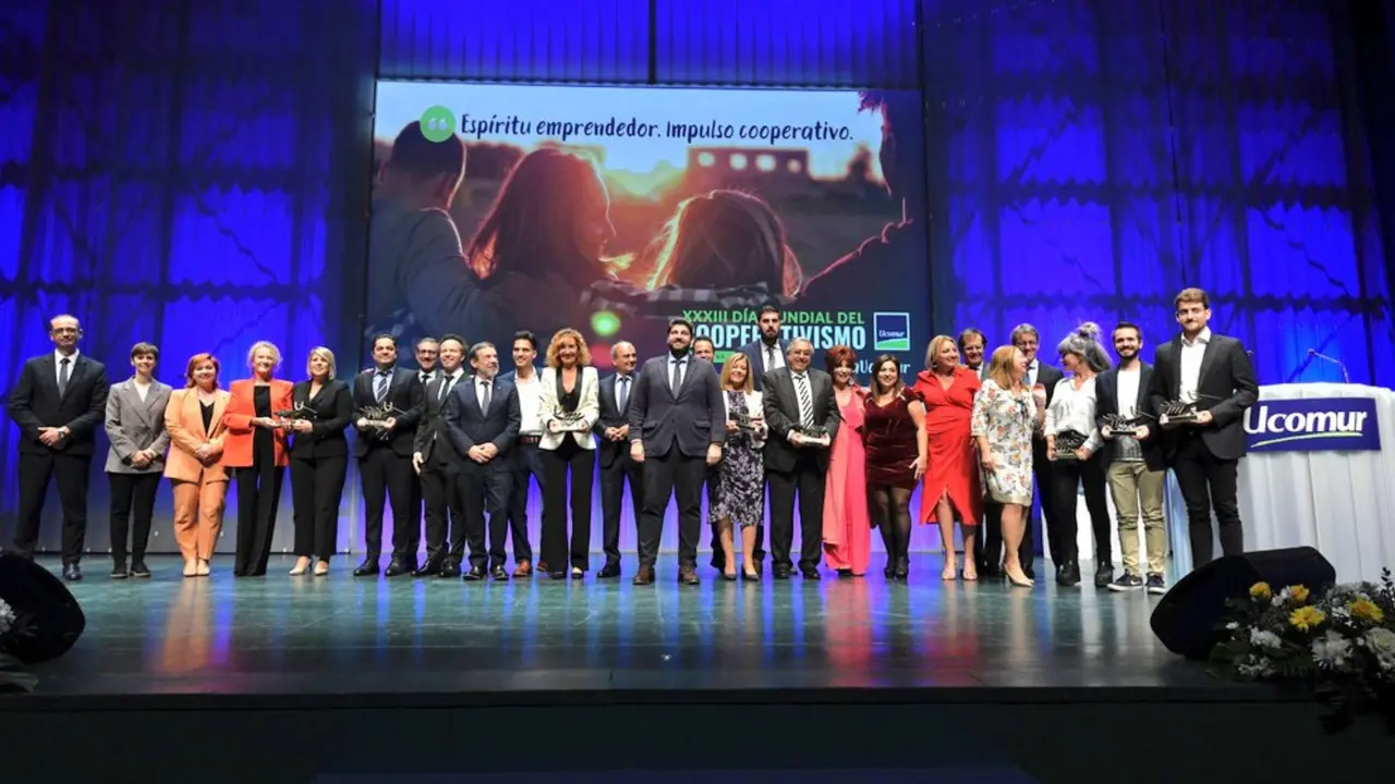 Los premiados, junto a las autoridades