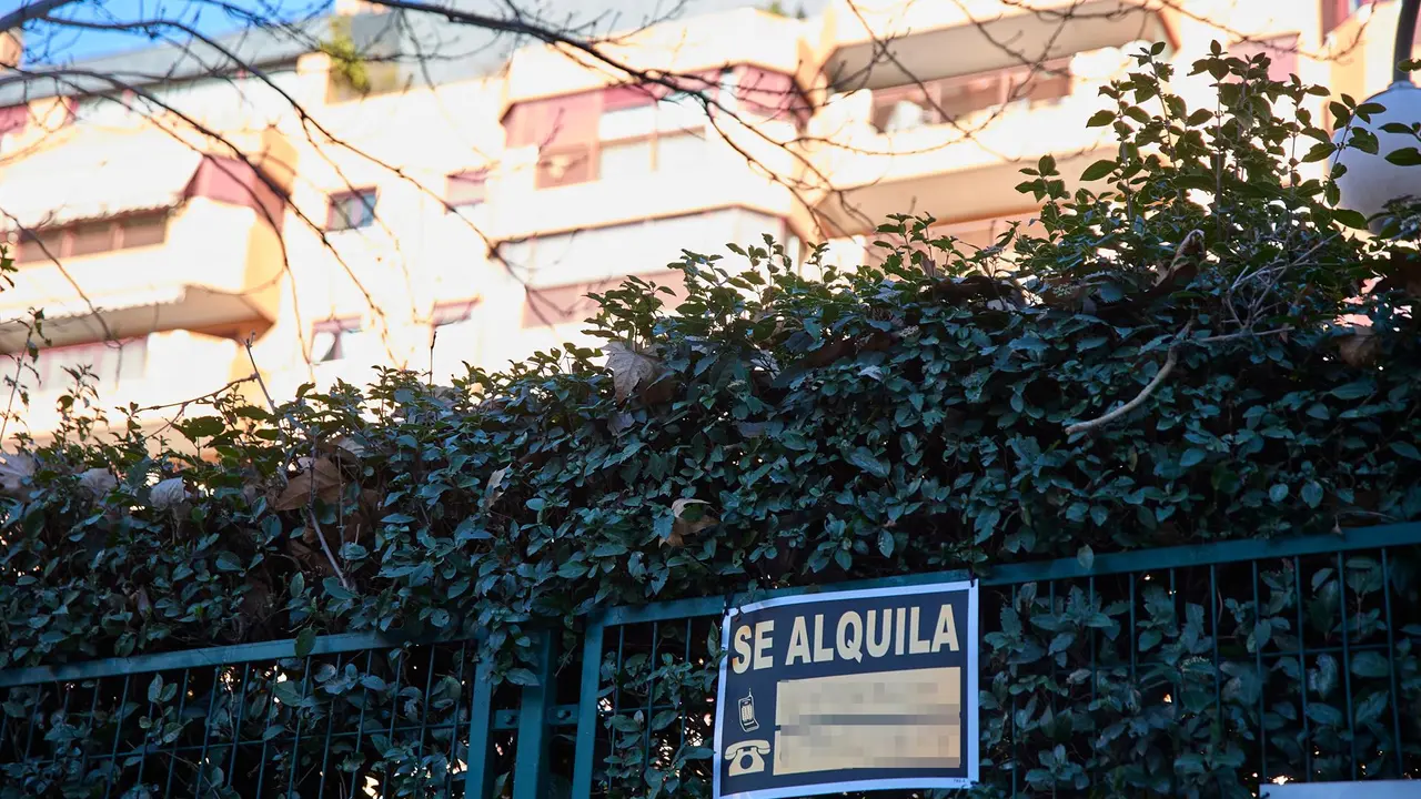 Un cartel de alquiler de viviendas (foto: EP)