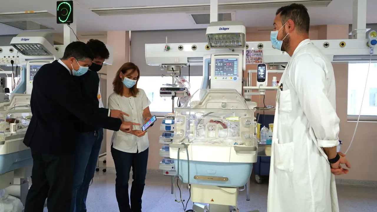 El profesor &Oacute;scar de Francisco y parte del equipo del Hospital Santa Luc&iacute;a que trabaja en el desarrollo de la nueva aplicaci&oacute;n.