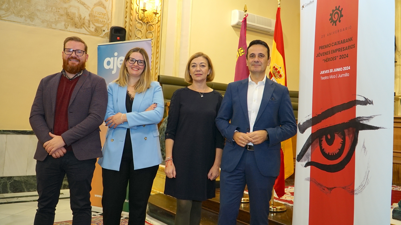 De izq. a der., el gerente de AJE, David Lopera; la presidenta de AJE, Almudena Abell&aacute;n; la alcaldesa de Jumilla, Severa Gonz&aacute;lez; y el director territorial de Caixabank en Murcia, Juan Jes&uacute;s Lozano