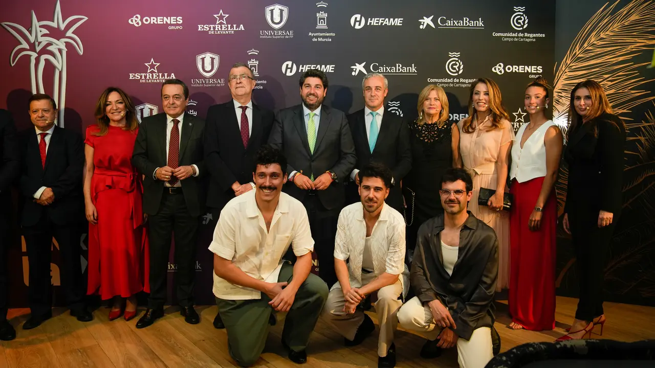 Foto de familia de los premiados de los Premios F&eacute;nix 2024