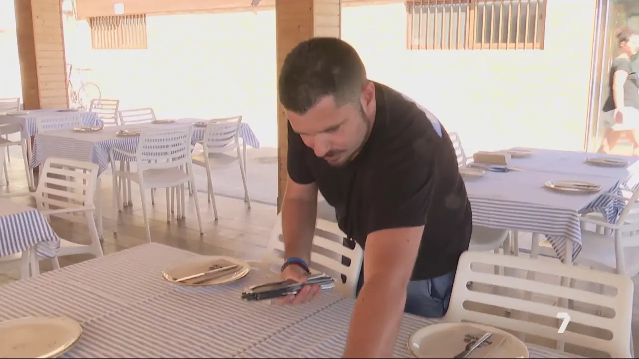 Un trabajador de la hosteler&iacute;a en un local de restauraci&oacute;n en La Manga del Mar Menor (foto: La 7)