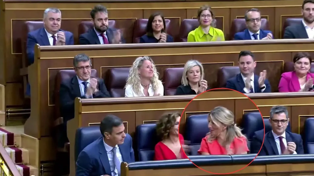 Yolanda D&iacute;az, vicepresidenta del Gobierno, se burla e insulta al Partido Popular en el Congreso y se cuela en el micr&oacute;fono abierto de Pedro S&aacute;nchez (foto: La 7)