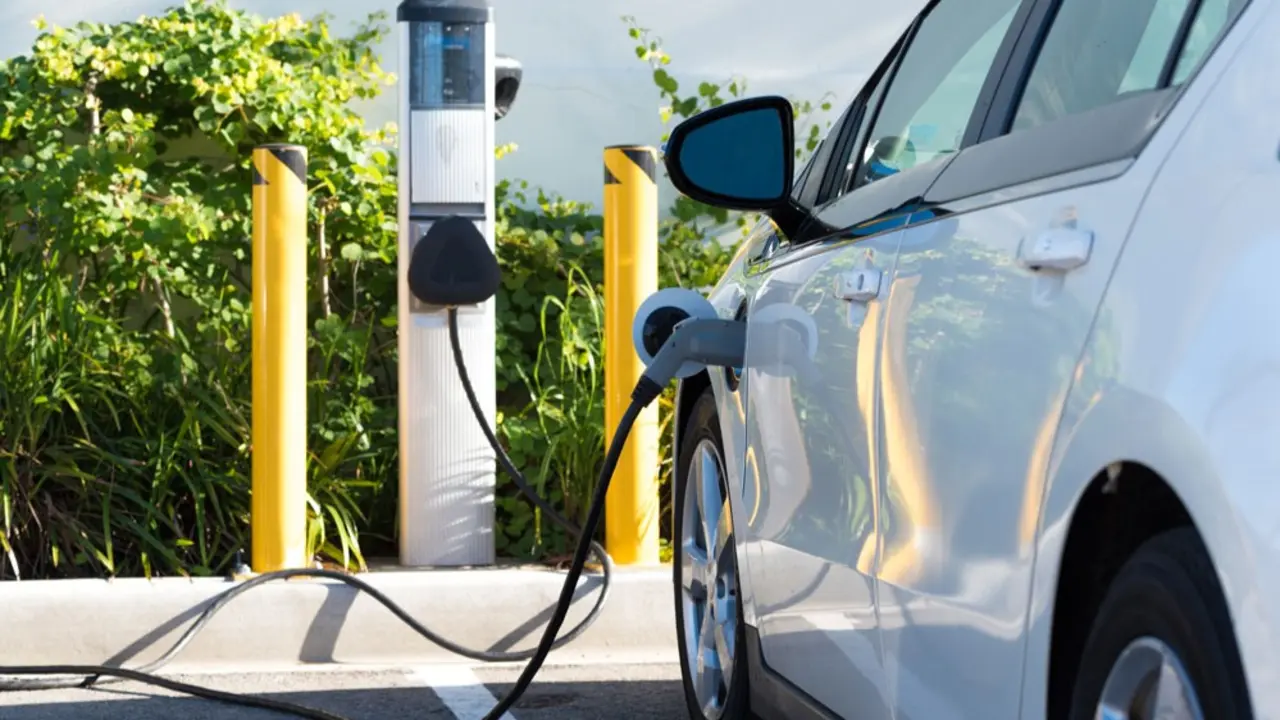Punto de recarga de un coche el&eacute;ctrico