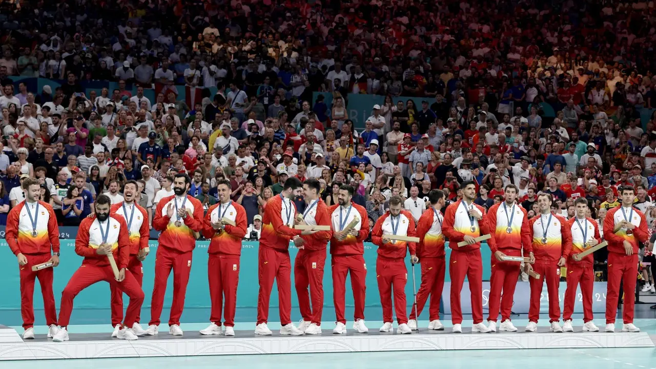 Espa&ntilde;a recibe la medalla de  bronce de los Juegos Ol&iacute;mpicos de Par&iacute;s 2024 en balonmano masculino (foto: Agencias)