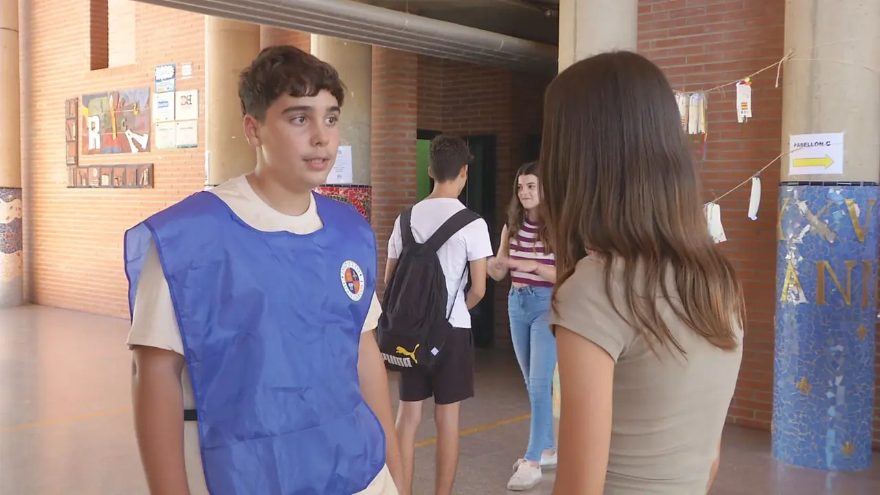 Bruno, alumno mediador en un instituto (foto: La 7)