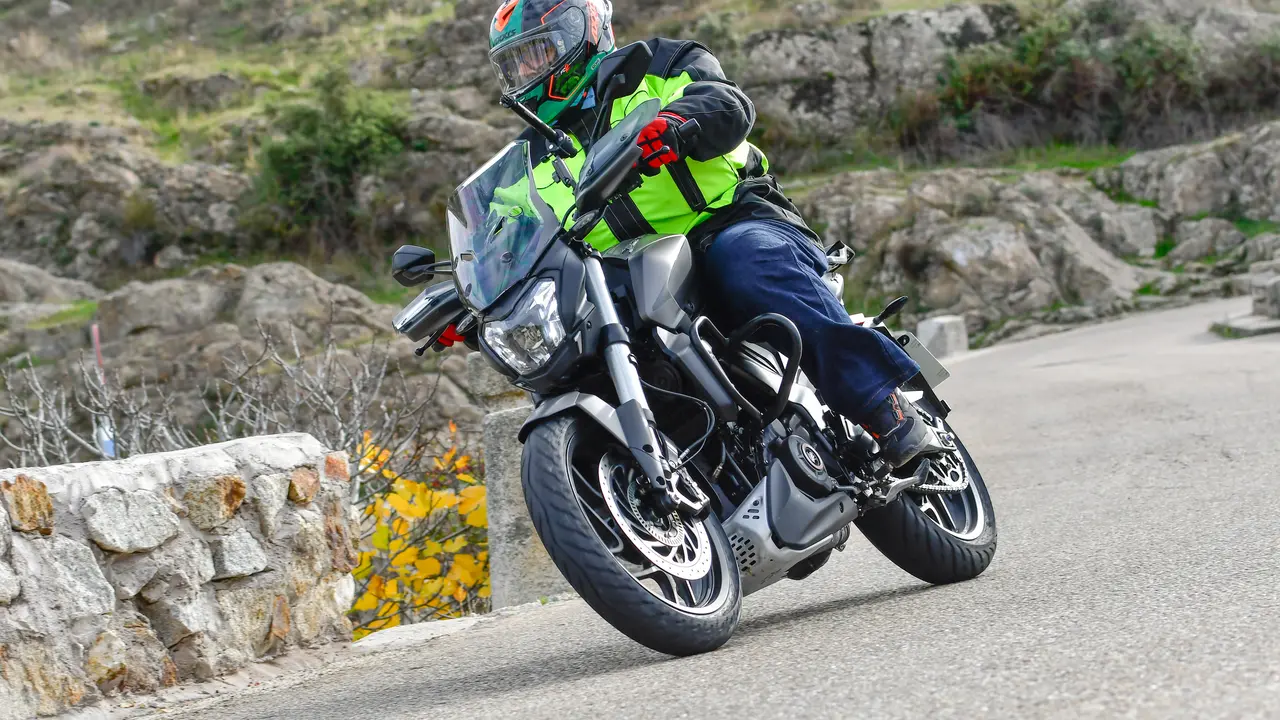 01-Bajaj-Dominar-400-076