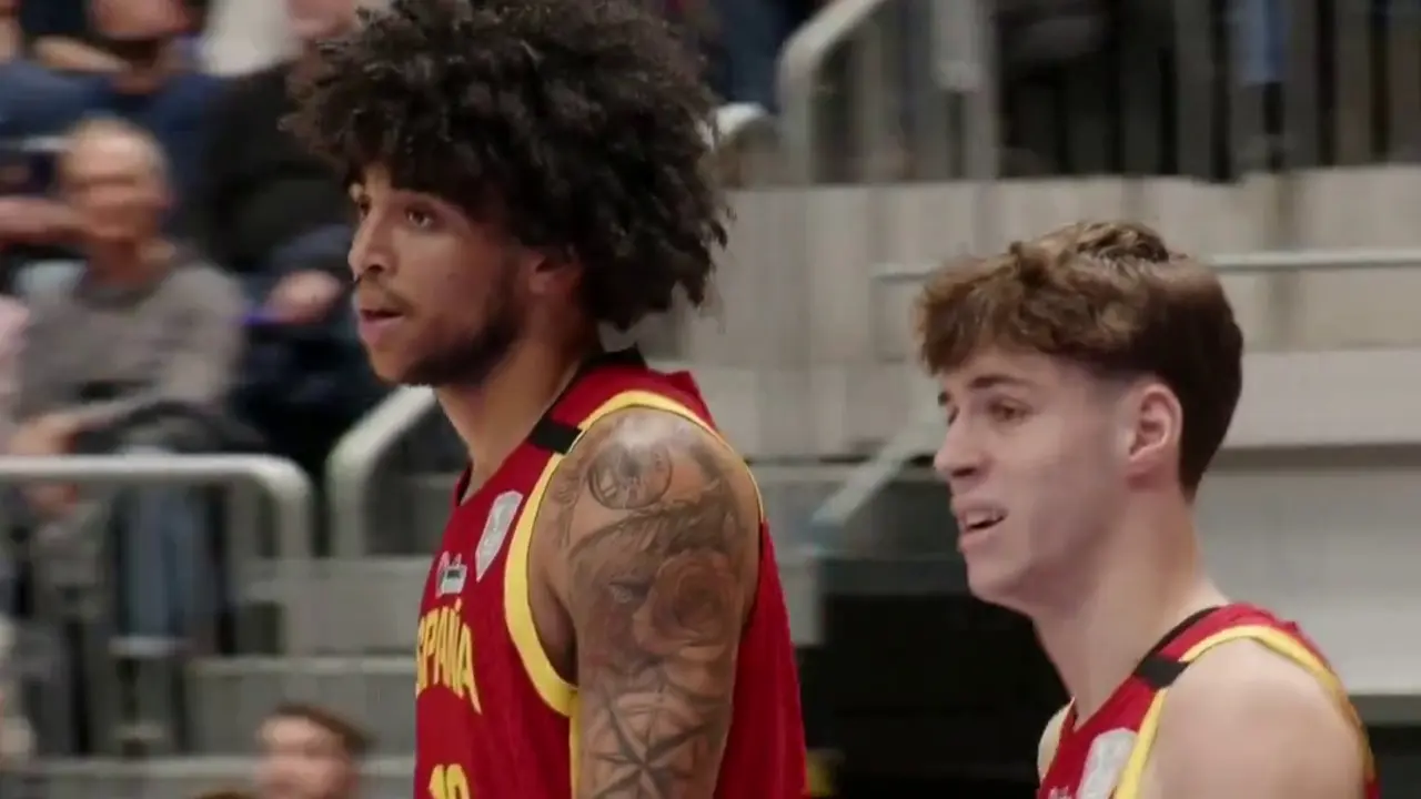 El jugador de baloncesto murciano Izan Almansa debuta con la selecci&oacute;n absoluta de Espa&ntilde;a (foto: @BaloncestoESP)