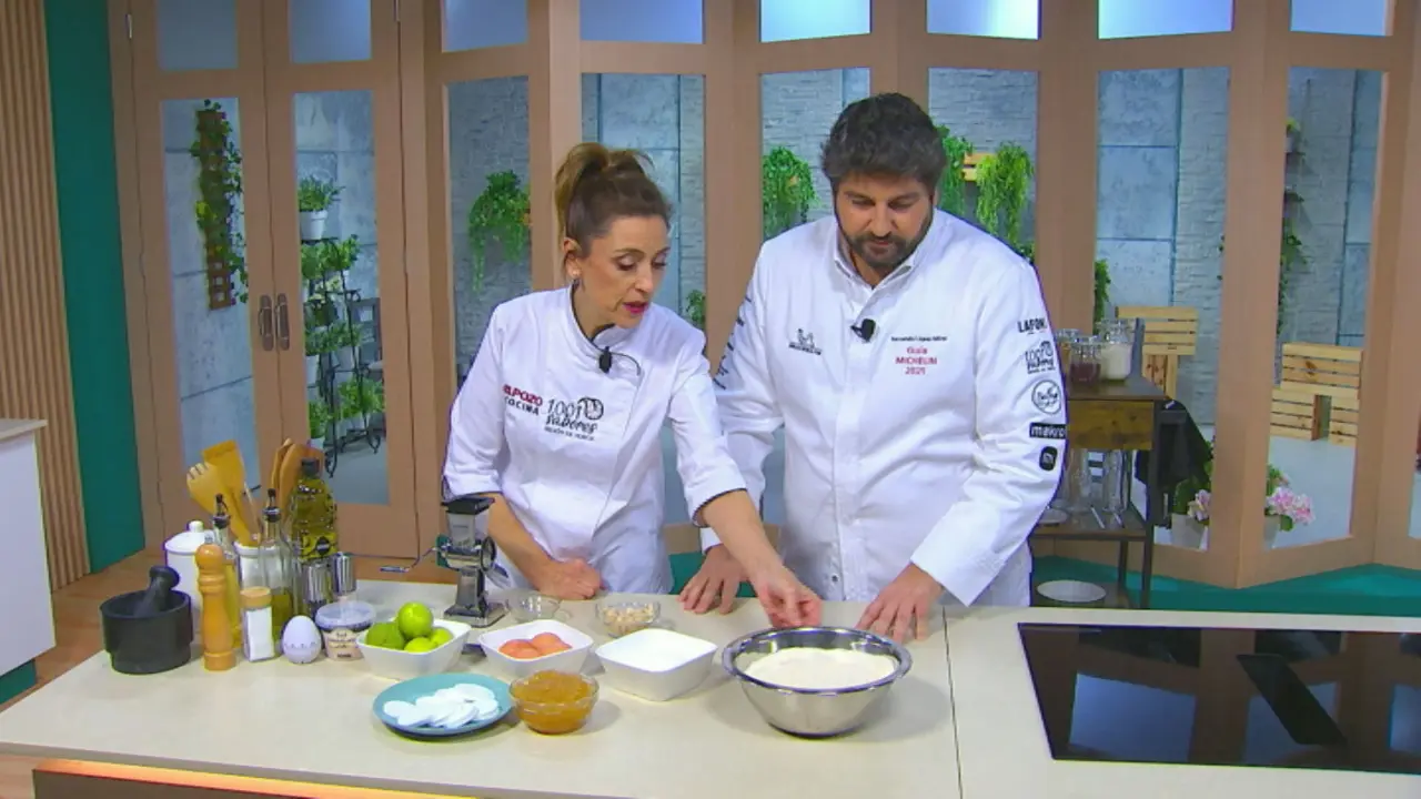 Fernando L&oacute;pez Miras frente a los fogones de 'La Cocina de Pepa' (foto: La 7)