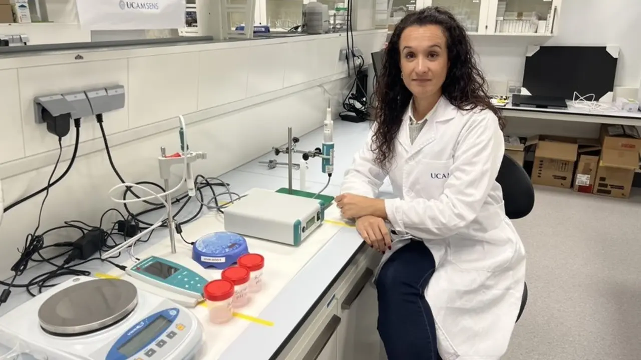 Mar&iacute;a Cuartero en uno de los laboratorios de UCAM HiTech.