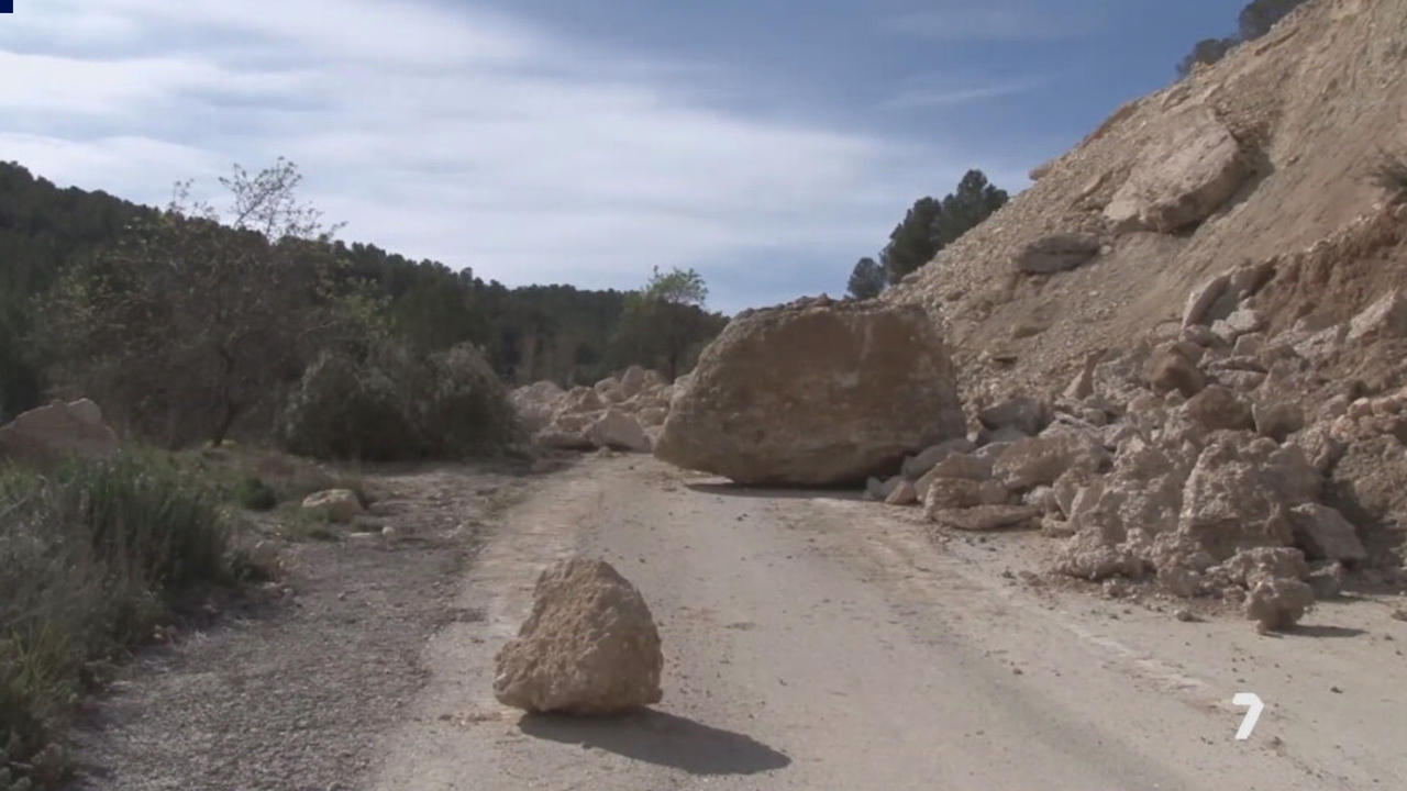 Un desprendimiento masivo bloquea la carretera de Archivel: rocas gigantes impiden el paso
