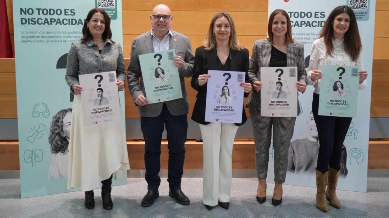 La consejera de Pol&iacute;tica Social, Conchita Ruiz, junto a la directora gerente del SMS, Isabel Ayala, y el presidente de Cermi Regi&oacute;n de Murcia, Pedro Mart&iacute;nez