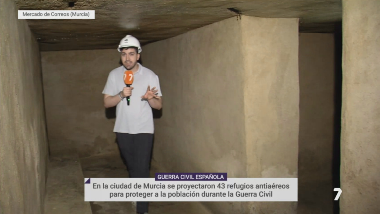 El periodista Jos&eacute; &Aacute;ngel Rocamora en el b&uacute;nker bajo el Invernadero del Mercado de Correos