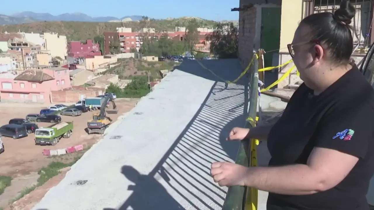 Una familia vuelve a la casa que tuvieron que abandonar por las intensas lluvias en Lorca (foto: La 7)