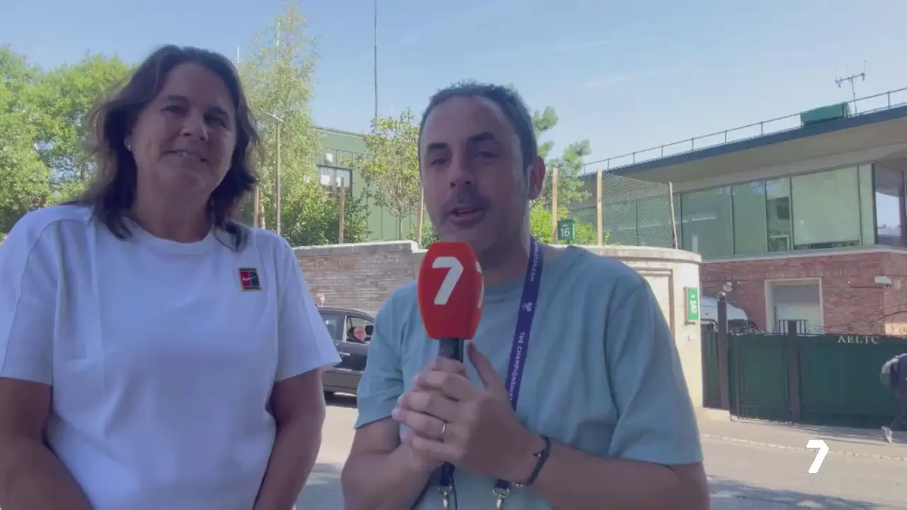 &Aacute;ngel Garc&iacute;a entrevista a Conchita Mart&iacute;nez en Londres a pocas horas de que comience la final de Wimbledon (foto: La 7)