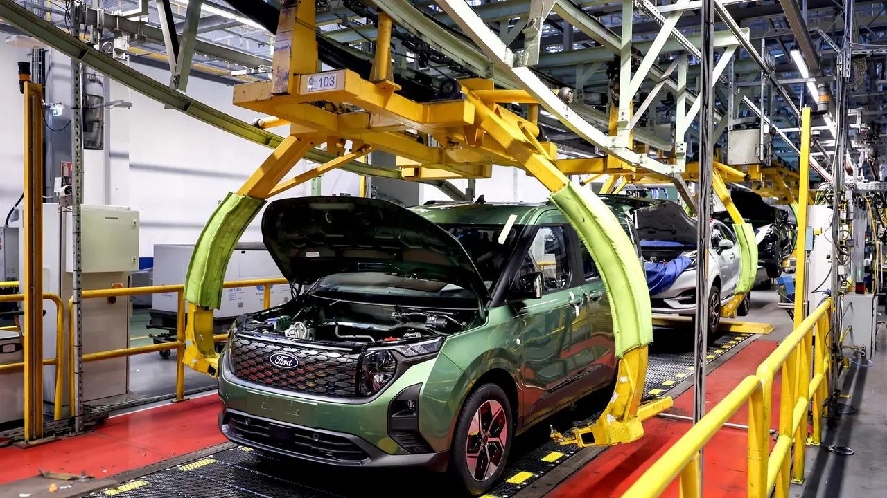 Veh&iacute;culos en una planta de producci&oacute;n (foto: EP)